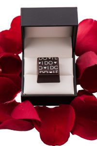 Personalized wedding treats by Delysia Chocolaiter